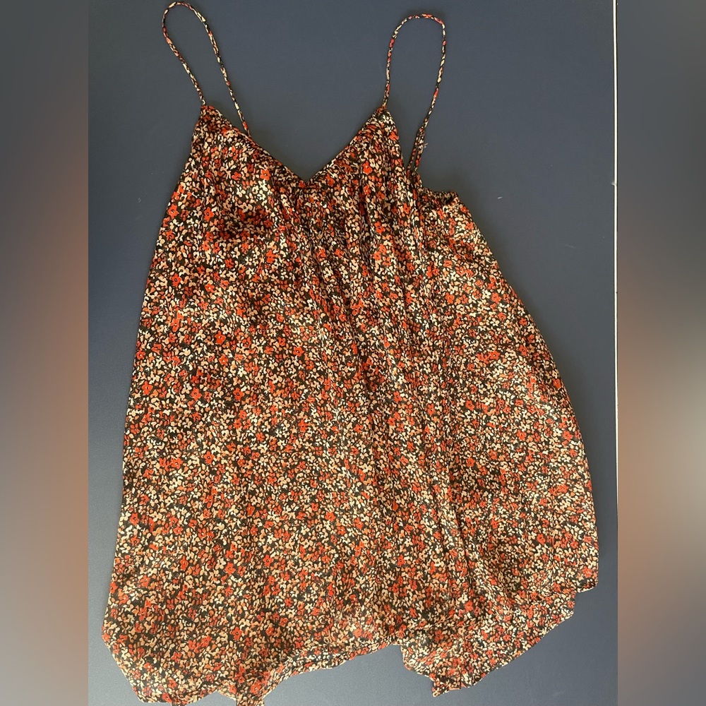 Like new, women’s Volcom floral top. Size XS/TP/8